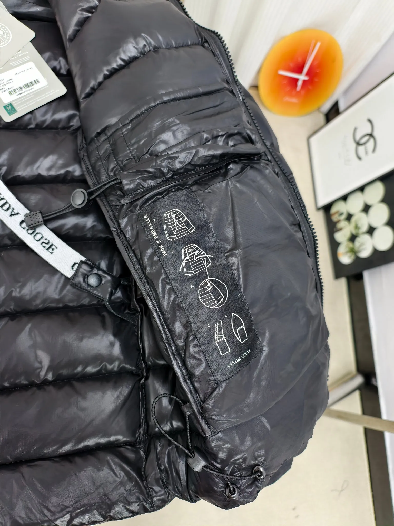 P880 2228M model (high version) Canada goose Crofton down jacket, this is a down jacket suitable for late autumn and early winter: on cold and rainy mornings, it can be used as a layer of warmth inside the rainproof jacket, and can be worn alone in the late autumn and early winter with a little bit of coolness. Filled with white duck down. The Crofton Jacket is a versatile, lightweight and versatile piece that even packs itself in for easy transport. The inner layer has removable elastic straps, making the jacket easy to carry on the shoulder and hands-free. 2 zippered hand pockets with fleece fabric on the knuckle side for softness and warmth. Color: black with black label, black with red label, ocean blue, superoxide blue, silver birch red label, silver birch black label Size: XS-2XL
